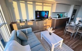 Cozy Condo In Downtown Toronto + Free Parking