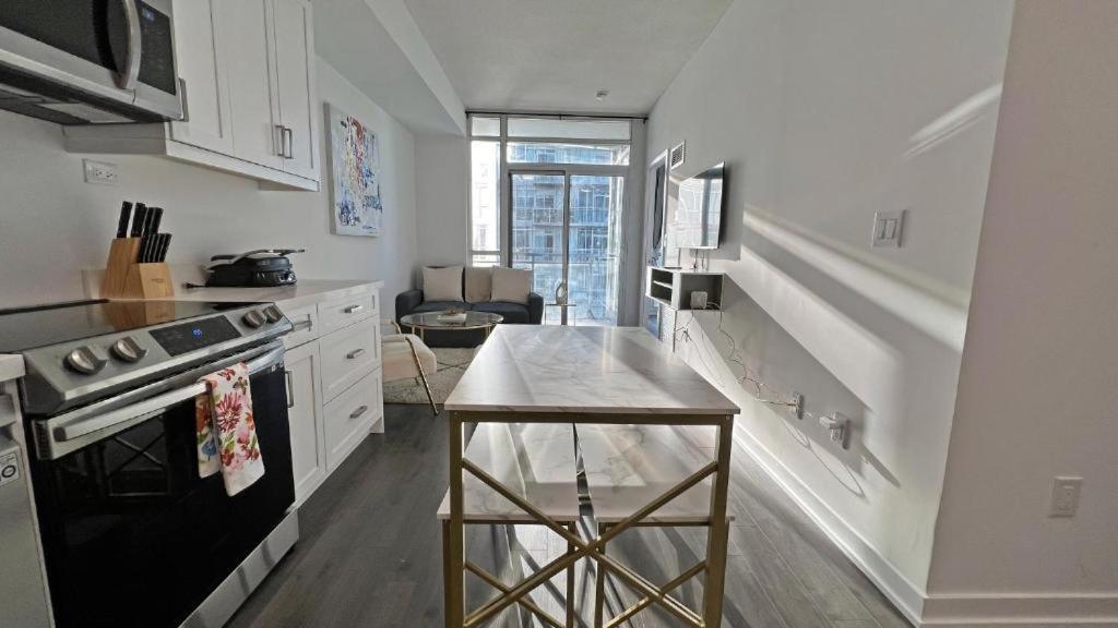 Cozy Condo In Downtown Toronto + Free Parking Exterior photo