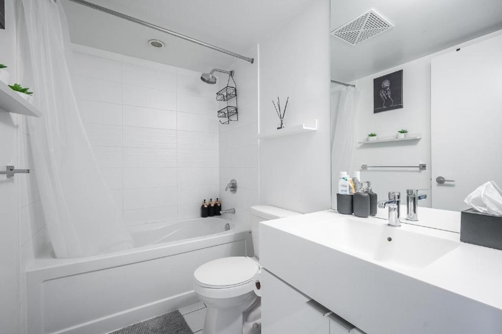 Cozy Condo In Downtown Toronto + Free Parking Exterior photo