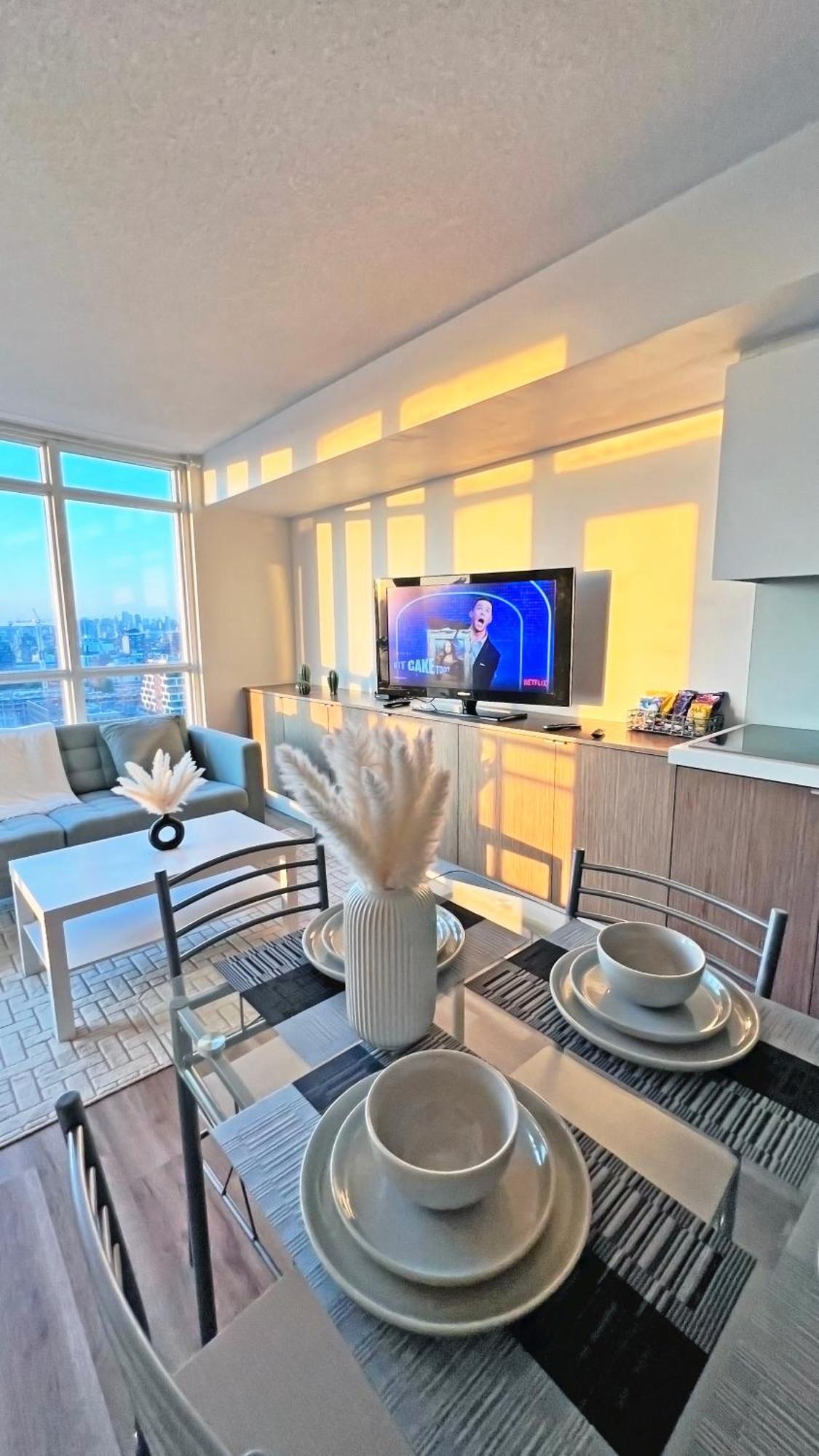 Cozy Condo In Downtown Toronto + Free Parking Exterior photo